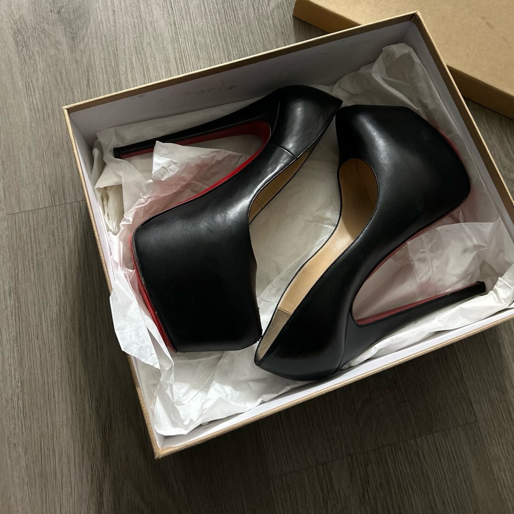 Christian louboutin leather pumps